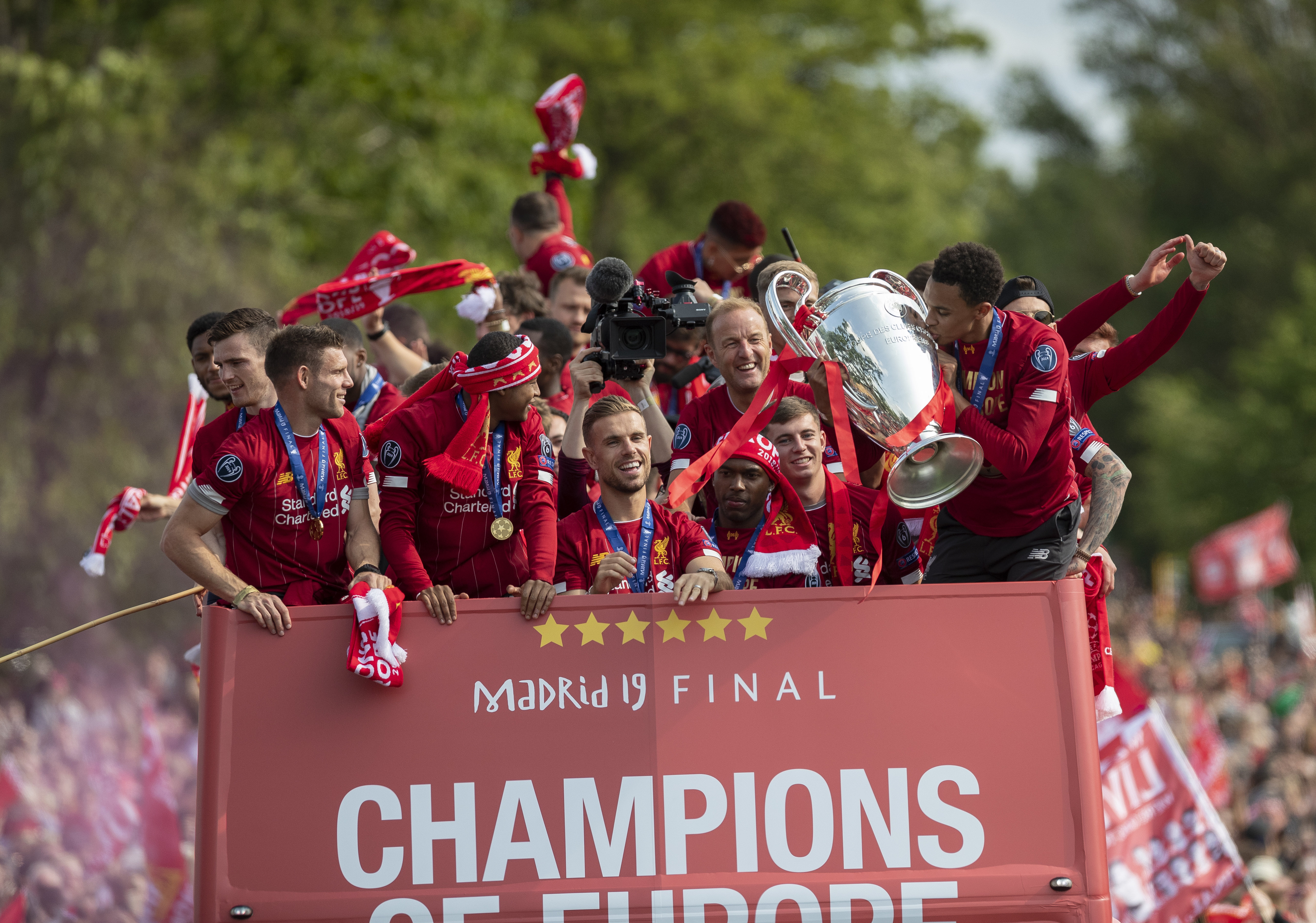 广州马拉松：男子冠军刷新赛会纪录